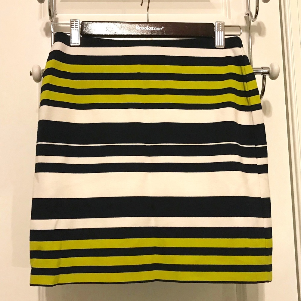 Beautiful Ann Taylor pull-on skirt with bold striped pattern (2P)